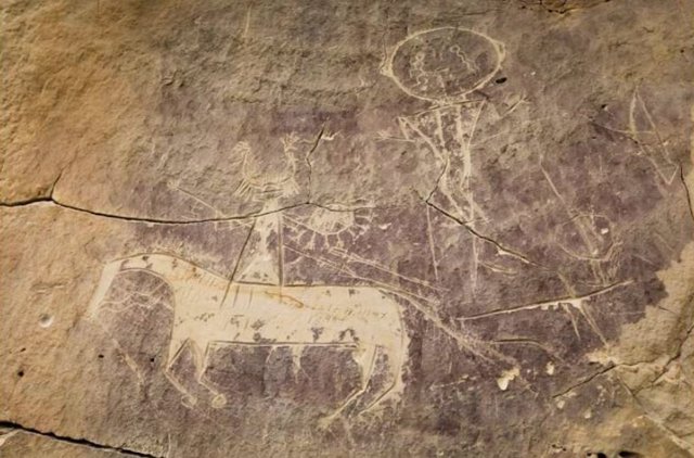 Petroglifo de caballo y jinete en el sitio de Tolar, ubicado en el condado de Sweetwater, Wyoming. Esta representación probablemente fue tallada por los ancestrales comanches o shoshones.