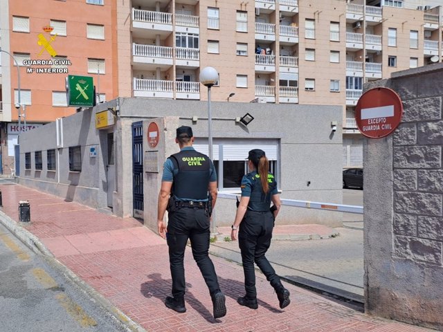 Agents de la Guàrdia Civil de Torrevella van socórrer a un home amb parada cardiorespiratòriaa i van aconseguir estabilitzar-li fins a l'arribada de l'ambulància.