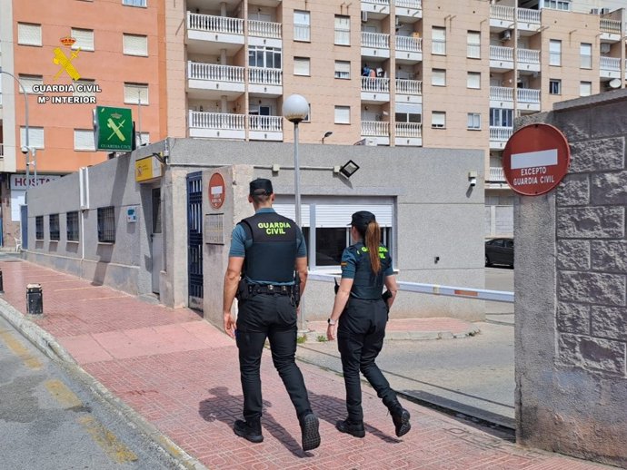Agents de la Gurdia Civil de Torrevella van socórrer a un home amb parada cardiorespiratriaa i van aconseguir estabilitzar-li fins a l'arribada de l'ambulncia.