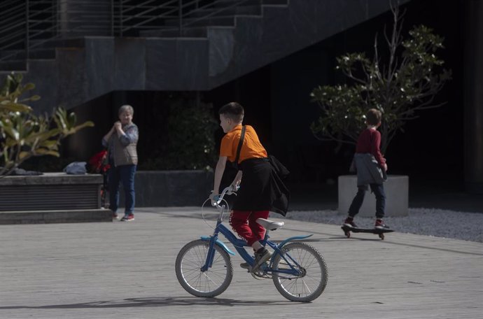 Archivo - Un niño en bicicleta en el Centro de Recepción, Atención y Derivación (CREADE) de Pozuelo, a 22 de febrero de 2023, en Pozuelo de Alarcón, Madrid (España).