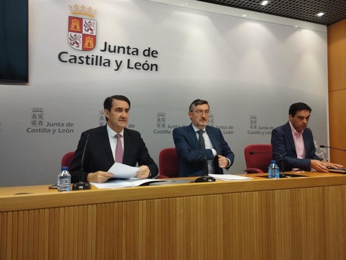 El consejero de Medio Ambiente, Juan Carlos Suárez-Quiñones, el primero por la izquierda, durante la presentación del operativo de incendios en CyL.