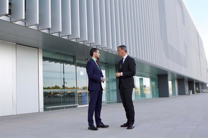 El consejero de Presidencia, Turismo, Cultura, Juventud, Deportes y Portavocía, Marcos Ortuño,y el director general de la Sociedad Concesionaria del Aeropuerto Internacional Región de Murcia, Carlos Domingo San Martín