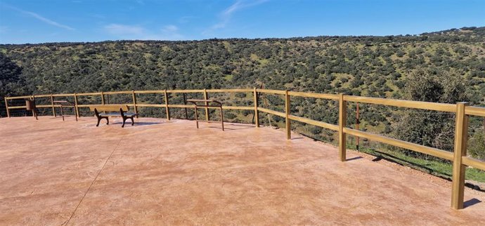 Nuevo mirador en Cabañas del Castillo sobre el río Almonte