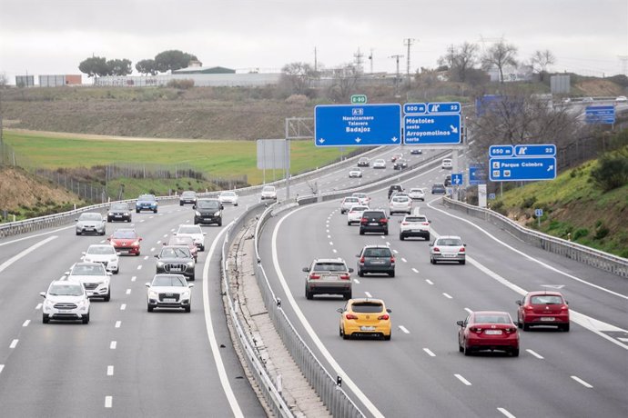 Archivo - Varios coches circulan por la autovía del Suroeste, A-5, a 8 de enero de 2023, en Madrid (España). 