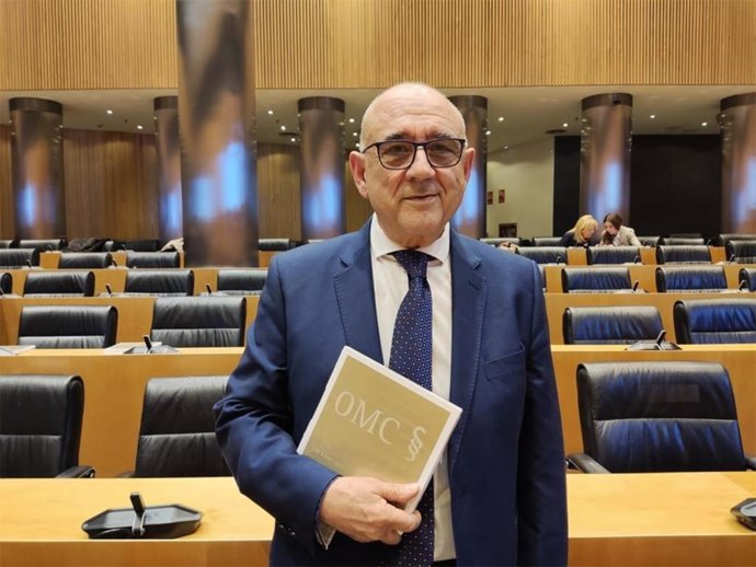 El presidente de la Asociación Acceso Justo al Medicamento (AAJM), Juan José Rodríguez Sendin, y vocal de la Comisión Central de Deontología del Consejo General de Colegios Oficiales de Médicos (CGCOM). En Madrid (España), a 30 de marzo de 2023.