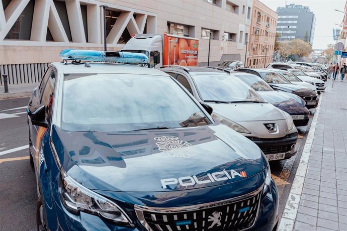 Un coche de policía frente a la Comisaría Provincial de Alicante.