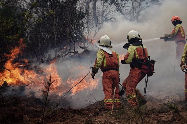 Bomberos de Asturias treabajan en el incendio de los concejos de Valdes y Tineo, a 30 de marzo de 2023, en Asturias.