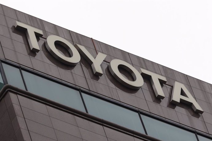 Archivo - 12 May 2021, Japan, Tokyo: A logo of Toyota on display outside its headquarters in Tokyo.