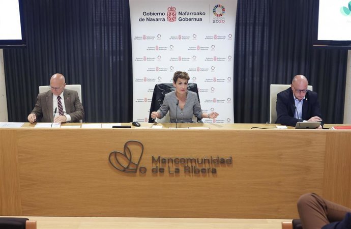 El consejero de Cohesión Territorial, Bernardo Ciriza; la presidenta de Navarra, María Chivite, y el consejero de Educación, Carlos Gimeno, en la Conferencia de Diálogo en Tudela.