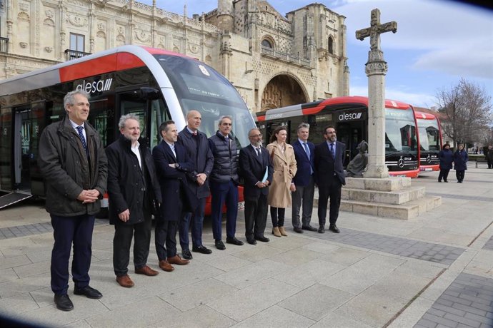 Representantes del Ayuntamiento de León, de Alsa, de Alesa, de  Irizar e-mobility y Evobus Ibérica, en la presentación de los siete nuevos autobuses eléctricos para la ciudad de León.