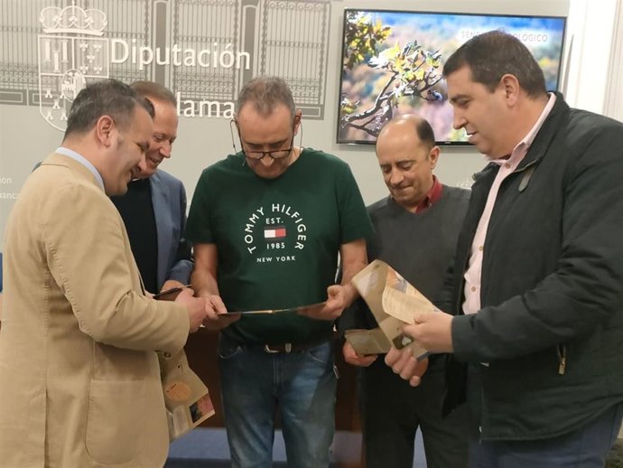 Diputados y alcaldes de la zona del sendero de El Cabaco y Nava de Francia (Salamanca).