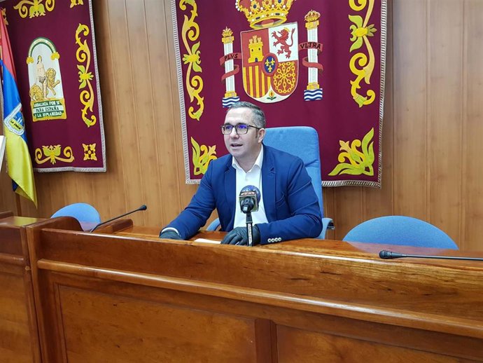 Archivo - El alcalde de Los Palacios, Juan Manuel Valle, en el salón de plenos del Ayuntamiento