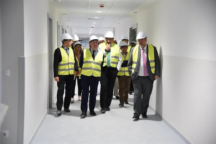 El presidente de C-LM, Emiliano García-Page, visitando las obras del nuevo hospital de Cuenca