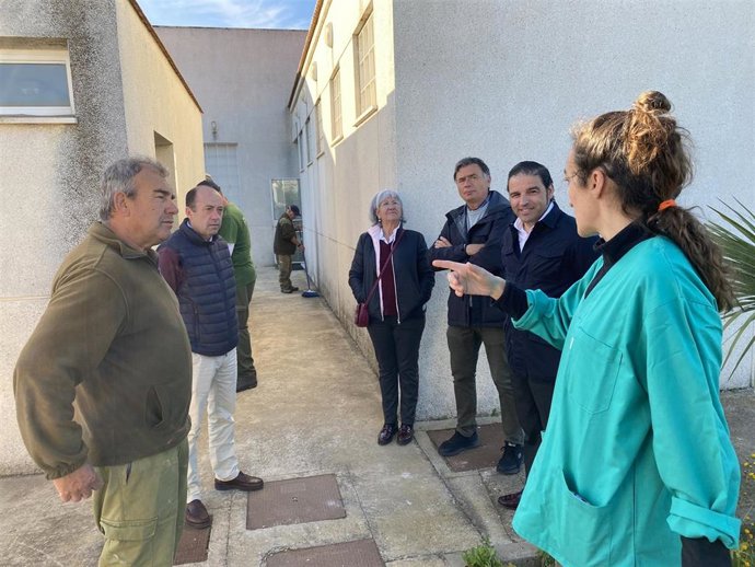 El delegado de Sostenibilidad, Medio Ambiente y Economía Azul de la Junta en Huelva, Pedro Yórquez, durante su visita al Centro de Recuperación de Especies Amenazadas y de Gestión del Medio Marino Andaluz (CREA-CEGMA) de Marismas del Odiel.