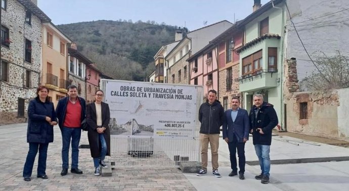 El director general de Política Local, Ricardo Velasco, y el alcalde de Ezcaray, Gonzalo Abajo, han recorrido el Barrio de Soleta, una zona ubicada en el centro del municipio y cuyas obras de rehabilitación finalizarán este mes de abril
