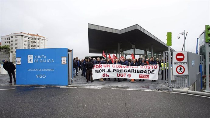 Varias personas protestan durante una concentración por la huelga del transporte de viajeros, a 31 de marzo de 2023, en Vigo, Pontevedra, Galicia (España). La huelga, convocada por la Confederación Intersindical Galega (CIG), Comisiones Obreras (CC.OO.)