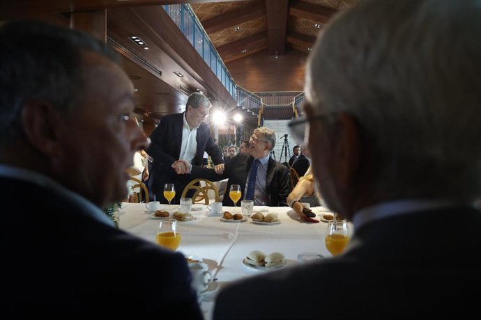 Archivo - El presidente de Autoridad Portuaria, Aurelio Martínez (i), saluda al 'president' de la Generalitat, Ximo Puig (d), en un desayuno informativo