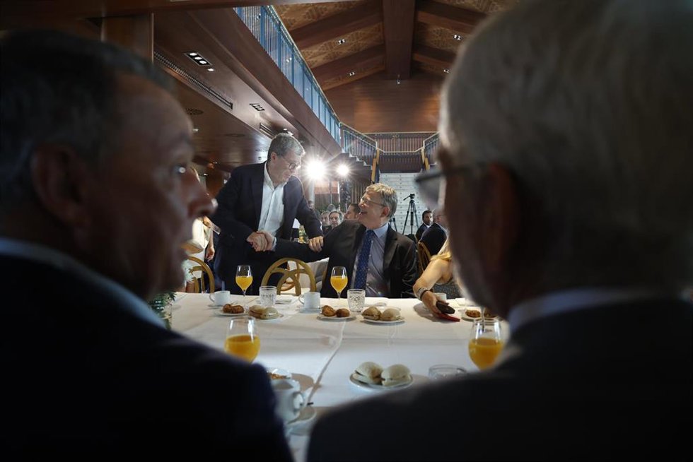 Archivo - El presidente de Autoridad Portuaria, Aurelio Martínez (i), saluda al 'president' de la Generalitat, Ximo Puig (d), en un desayuno informativo
