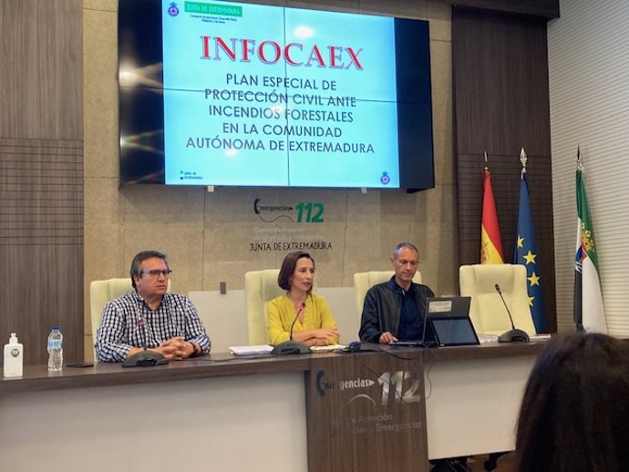 La directora general de Emergencias, Protección Civil e Interior, Nieves Villar, en rueda de prensa para explicar el Plan Infocaex.