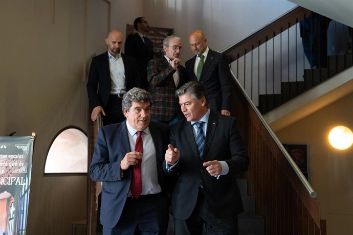 El ministro de Inclusión, Seguridad Social y Migraciones, José Luís Escrivá (i) y el presidente de Pimec Antoni Cañete (d), a su llegada a un encuentro de Pimec, en el Teatro Principal de Terrassa, a 31 de marzo de 2023, en Terrassa, Barcelona, Cataluny