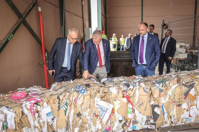 El presidente del Cabildo de La Gomera, Casimiro Curbelo, el presidente del Gobierno de Canarias, Ángel Víctor Torres, y el consejero de Transición Ecológica del Gobierno de Canarias, José Antonio Valbuena, en el complejo ambiental de El Revolcadero