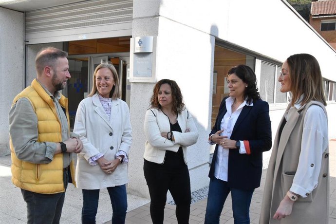 La portavoz del PP en la Junta General, Beatriz Polledo; la vicesecretaria de Institucional del PP de Asturias, Pilar Fernández Pardo, y miembros de la Junta Local del PP de Aller.