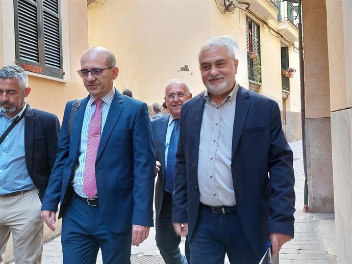 El presidente de FEBT y Agrupación de Mercancías de las Islas, Ezequiel Horrach, y el presidente de la FET, José Antonio Flores, con otros miembros de las patronales del transporte baleares y canarias