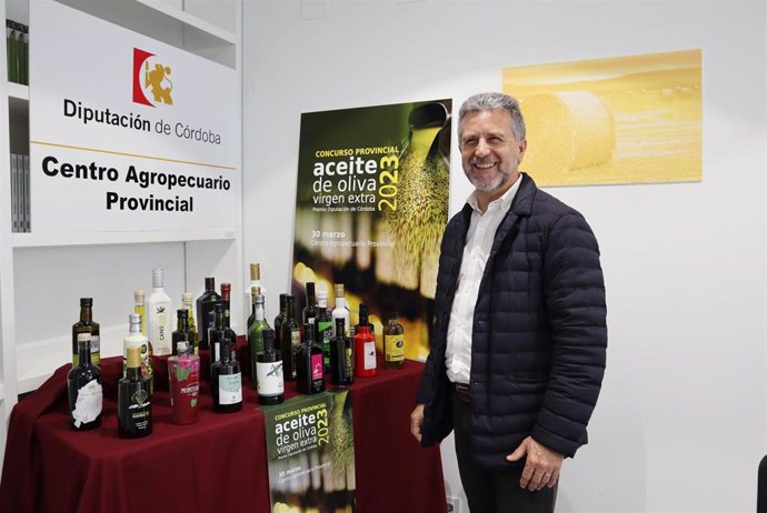 El delegado de Agricultura en la Diputación de Córdoba, Francisco Ángel Sánchez, junto a los aceites finalistas.