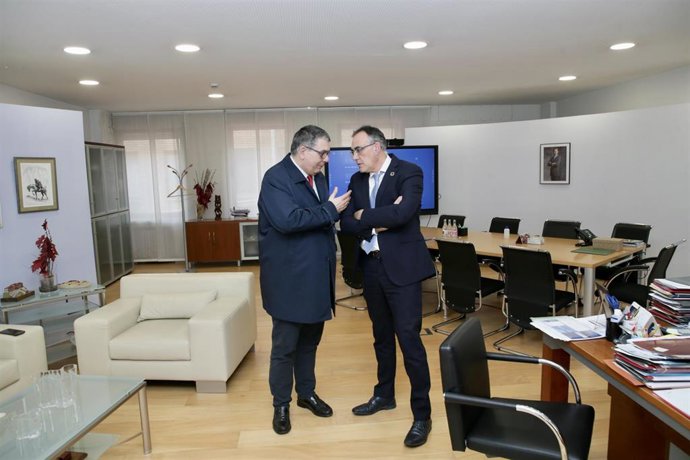 El presidente de la FedSang, Manuel Valdés, y el titular de Sanidad, Raúl Pesquera.