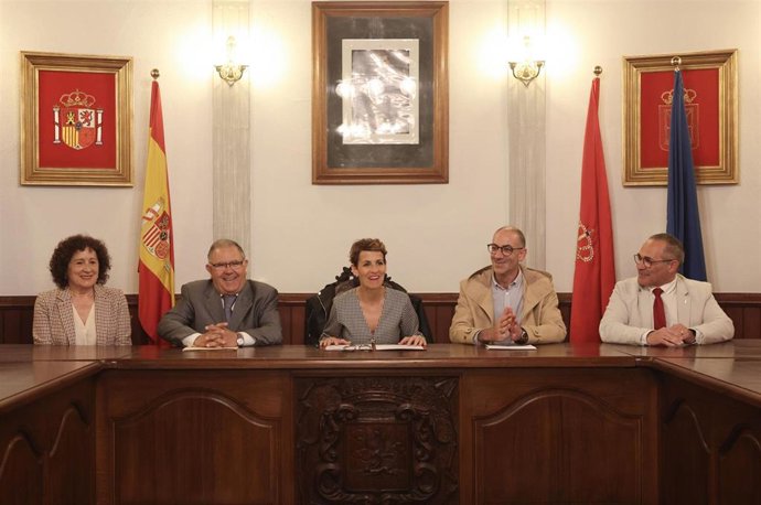 La presidenta Chivite y el resto de asistentes a la presentación del proyecto