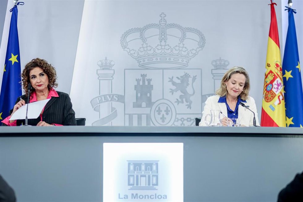 Archivo - La ministra de Hacienda y Función Pública, María Jesús Montero (i), y la vicepresidenta primera y ministra de Asuntos Económicos y Transformación Digital, Nadia Calviño (d).