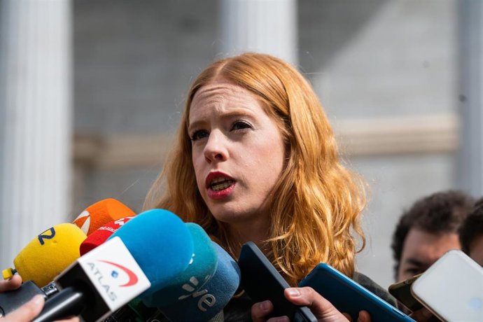 La secretaria Organización de Podemos y secretaria de Estado de Agenda 2030, Lilith Verstrynge, atiende a medios en la Plaza de las Cortes, a 31 de marzo de 2023, en Madrid (España). 