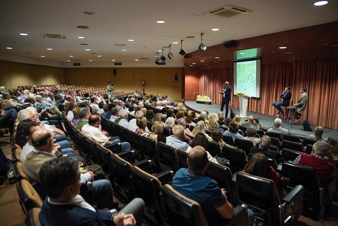 El alcalde de Sevilla, Antonio Muñoz, en un encuentro con vecinos y entidades de Sevilla Este para explicarles el proyecto del Tranvibús.
