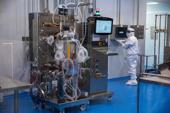 Una técnica de laboratorio en la sede de Hipra, a 30 de marzo de 2023, en Amer, Girona, Cataluña (España).  La farmacéutica catalana Hipra ha anunciado que pedirá la autorización de su vacuna a países de fuera de Europa una vez el Comité de Medicamentos