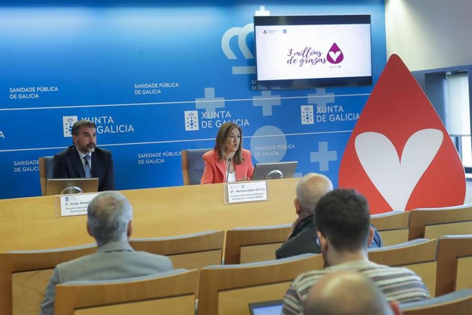 El director xeral de Asistencia Sanitaria do Sergas, Jorge Aboal, y la directora de la Axencia Galega de Doazón de Sangue (ADOS), Marisa López, presentan el balance de donación de sangre del año 2022.