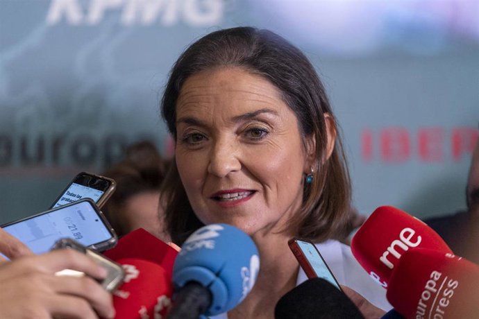 Archivo - La exministra de Industria, Comercio y Turismo, Reyes Maroto, ofrece declaraciones a los medios durante la I Jornada de Turismo de Europa Press, a 14 de noviembre de 2022, en Madrid (España). 
