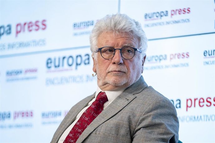 El catedrático en química analítica, Miguel de la Guardia, interviene durante el encuentro informativo de Europa Press Control del tabaquismo: ¿lo sabemos todo?