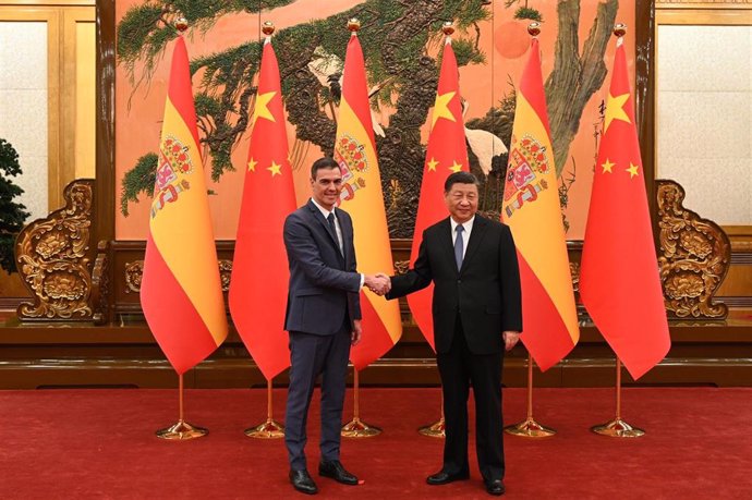 El preidente del Gobierno, Pedro Sánchez, y el presidente de China, Xi Jinping, durante su encuentro en Pekín