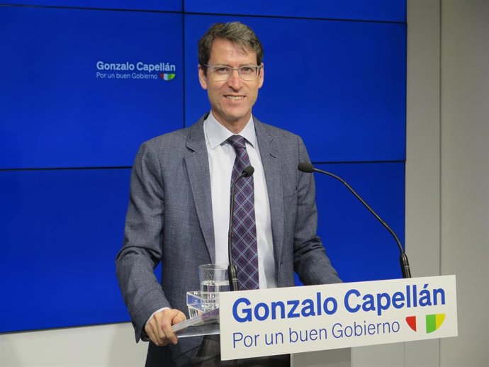 El candidato a la Presidencia de La Rioja, Gonzalo Capellán, en comparecencia de prensa