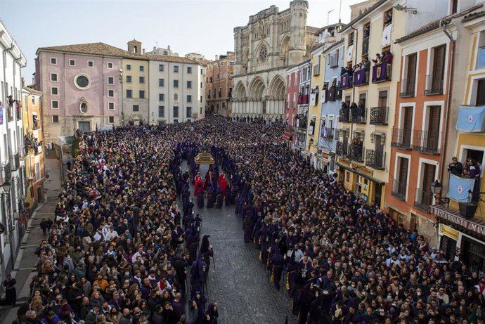 Archivo - Multitud de personas observan los pasos de la procesión de Las Turbas, a 15 de abril de 2022, en Cuenca, Castilla-La Mancha (España). La madrugada del Viernes Santo, miles de nazarenos escenifican en la tradicional procesión de 'Las Turbas' 