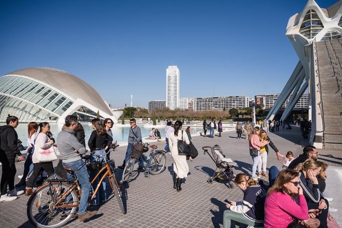Archivo - Visitantes en La Ciutat de les Arts i les Cincies