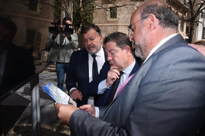El presidente de C-LM, Emiliano García-Page; el vicepresidente, José Luis Martínez Guijarro; y el alcalde de Cuenca, Darío Dolz, viendo el proyecto para la construcción de remontes mecánicos al Casco Antiguo de la ciudad