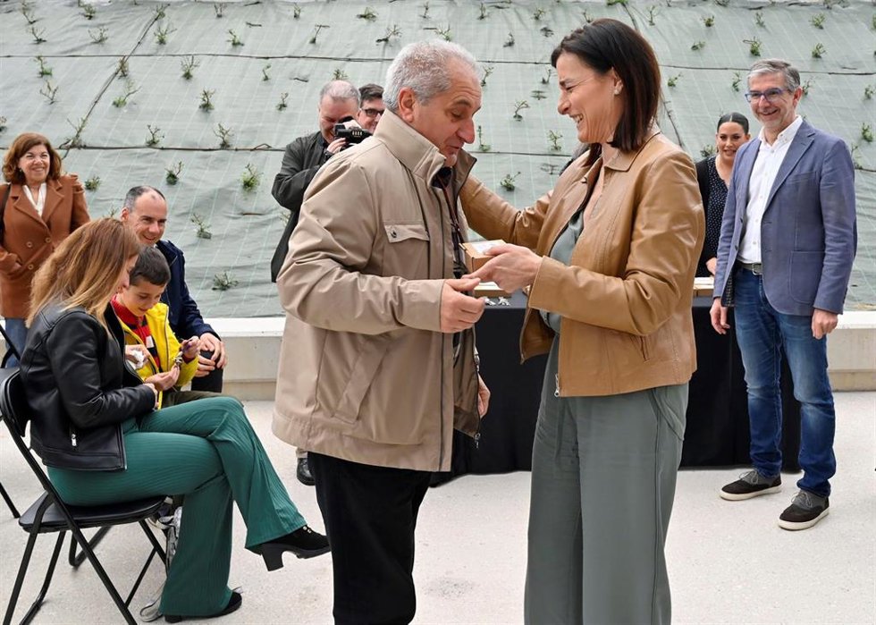 La alcaldesa entrega las llaves de las VPO de la calle Alta