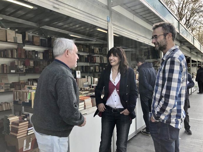 Ana Sánchez y el organizador de la Feria durante la inauguración.