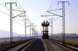 Archivo - Catenaria (electrificación) de una línea ferroviaria         