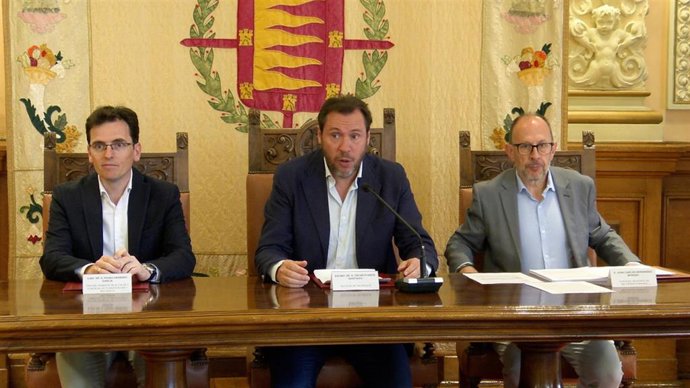 Rueda de prensa de Óscar Puente (en el centro), Pedro Herrero (izq) y Juan Carlos Hernández (dcha) para presentar la Oferta Pública de Empleo del Ayuntamiento de Valladolid.