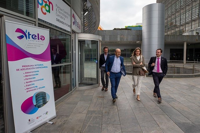 De izquierda a derecha, Raúl Huerta, Marcano, Aagesen y Daniel Alvear accediendo a la Torre Xtela.