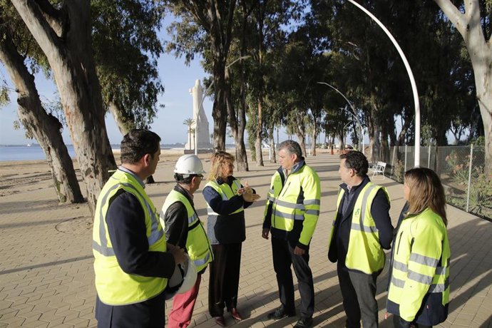 VIsita de la presidenta del Puerto de Huelva, Pilar Miranda, a las obras del entorno del Monumento a Colón.