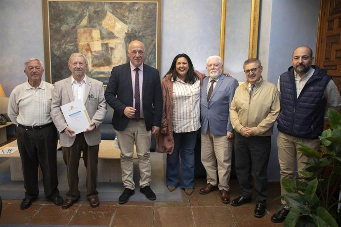 El presidente de la Diputación de Córdoba, Antonio Ruiz, y la responsable del Área de Cohesión Social, Consumo y Participación Ciudadana, Dolores Amo, junto a los representantes de entidades beneficiarias.