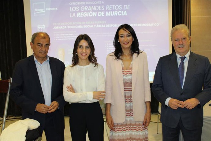 Imagen De Los Participantes En La Jornada Organizada Por La Unión De Cooperativas De La Región De Murcia (Ucomur) Economía Social Y Áreas Despobladas. El Reto Demográfico